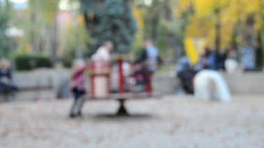 Çocuklar oyun oynarken odaklanmamış görünümünü 