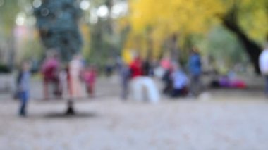 Çocuklar oyun oynarken odaklanmamış görünümünü 