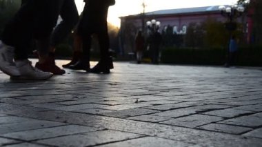 Kiev, Ukrayna sokakta yürüyen insanlar