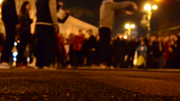 乌克兰基辅赫雷沙奇克大街上街头舞者的无焦点景观 — 图库视频影像