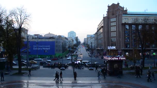 Pessoas Andando Rua Central Khreschyatik Kiev Ucrânia — Vídeo de Stock