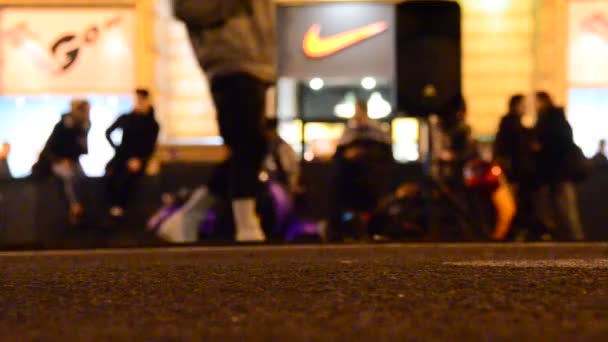 Unfokussierter Blick Auf Die Straßentänzerin Auf Der Khreschatyk Straße Kyiw — Stockvideo