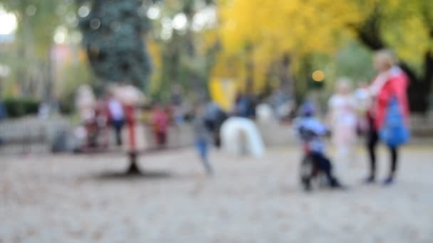 Vue Imprécise Des Enfants Jouant Sur Aire Jeux — Video