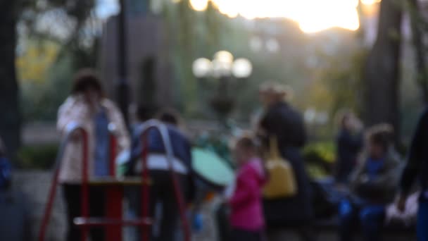 Unkonzentrierter Blick Auf Spielende Kinder Auf Spielplatz — Stockvideo