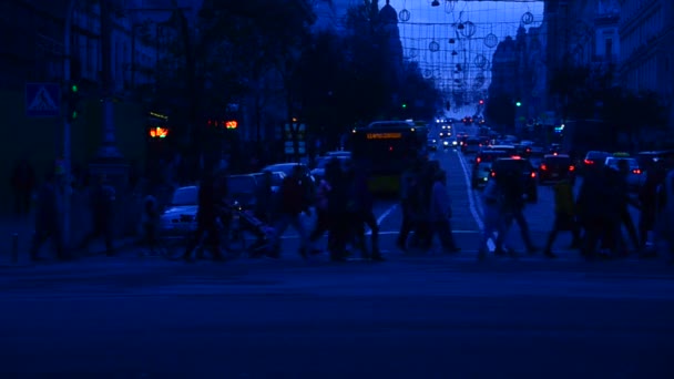 Folk Som Går Den Sentrale Gaten Khreschyatik Kyiv Ukraina – stockvideo