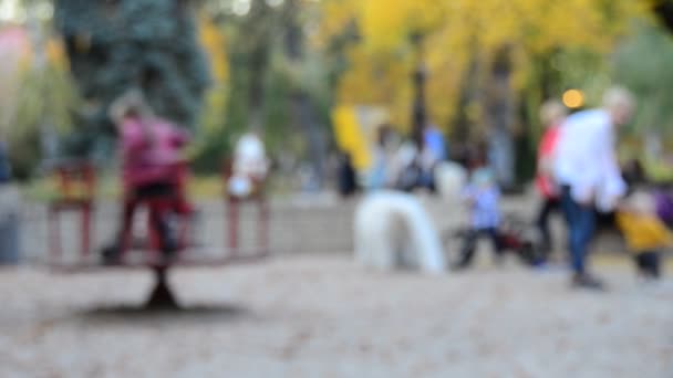 Vue Imprécise Des Enfants Jouant Sur Aire Jeux — Video