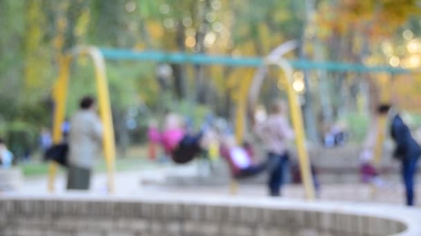 Unkonzentrierter Blick Auf Spielende Kinder Auf Spielplatz — Stockvideo