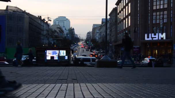 Ανθρώπους Που Περπατούν Στον Κεντρικό Δρόμο Της Khreschyatik Κίεβο Ουκρανία — Αρχείο Βίντεο