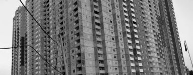 Şehirdeki modern bina cephesi