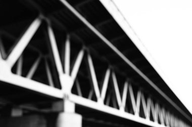 Şehirdeki köprü inşaatının manzarası