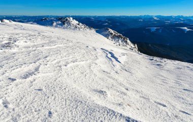 Karlı dağların kış manzarası, doğa arka planı