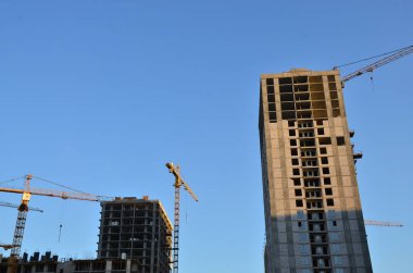 Vinçli inşaat alanı manzarası