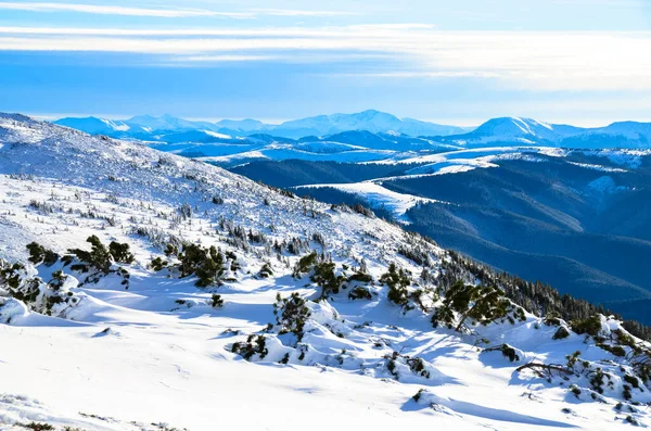 Snowcapped Montanhas Vista Sob Azul Céu Nublado — Fotografia de Stock