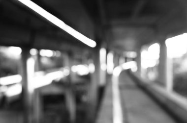 Şehirdeki köprü inşaatının manzarası