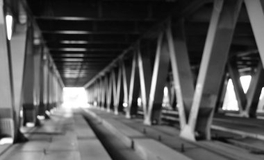 Şehirdeki köprü inşaatının manzarası