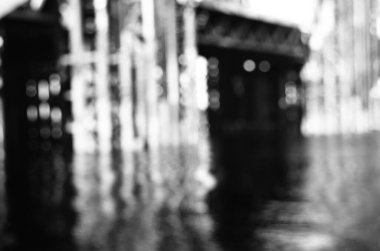 Şehirdeki köprü inşaatının manzarası