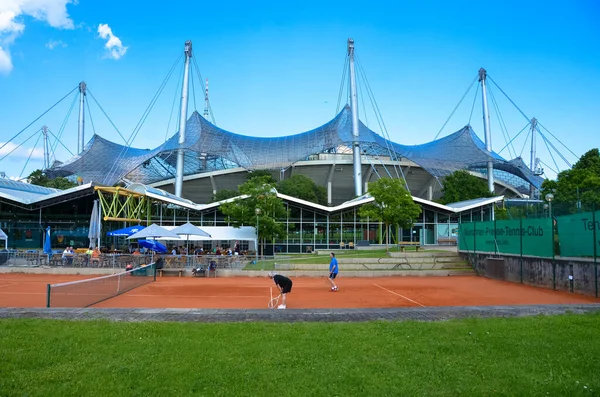 Hombres Jugando Tenis Cancha Con Estadio Fondo —  Fotos de Stock