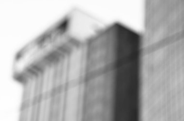 Mimari çekim, pencereli bina cephesi, siyah beyaz