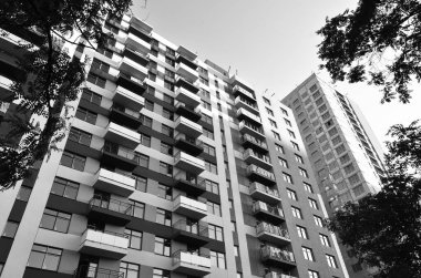 Şehirdeki modern bina cephesi