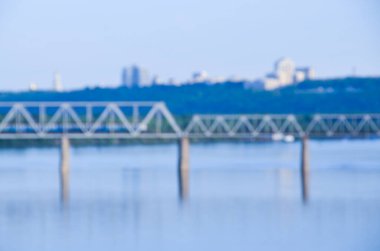 Şehirdeki köprü inşaatının manzarası