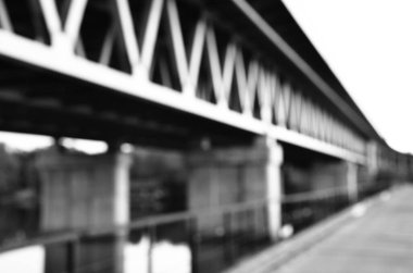 Şehirdeki köprü inşaatının manzarası