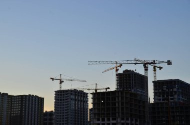 Vinçli inşaat alanı manzarası