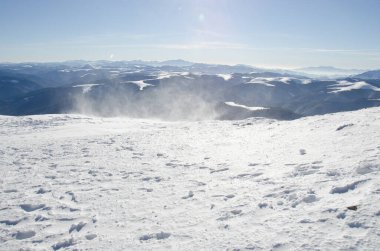 Karlı dağların kış manzarası, doğa arka planı
