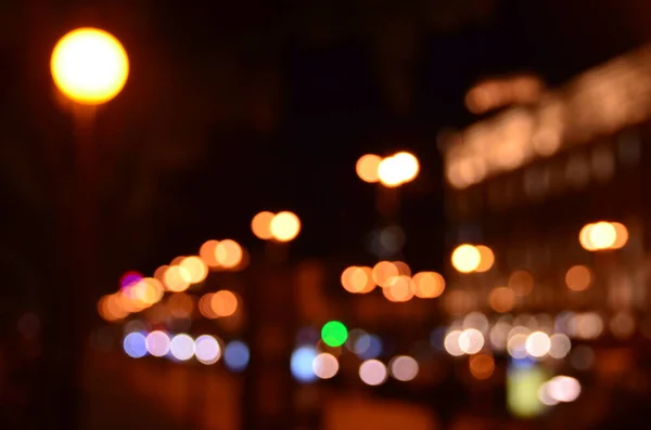 夜间照明的街道建筑物的脱焦镜头 — 图库照片