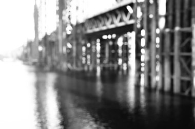 Şehirdeki köprü inşaatının manzarası