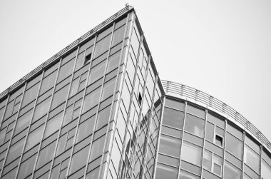 Mimari çekim, pencereli bina cephesi, siyah beyaz