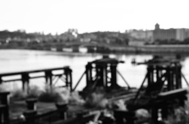 Şehirdeki köprü inşaatının manzarası