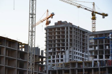 Vinçli inşaat alanı manzarası