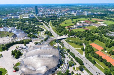 Modern şehir, yeşillik ve mimarinin havadan görünüşü