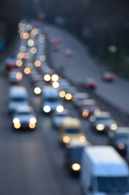 Akşamları kalabalık otoyolda hareket halindeki arabalarla şehir bulanıklaşır.