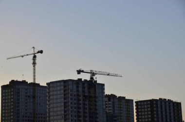 Vinçli inşaat alanı manzarası