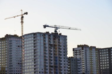 Vinçli inşaat alanı manzarası