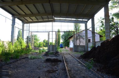 Eski metal bina, demir yapı.