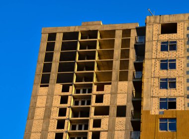 Şehirdeki modern bina cephesi