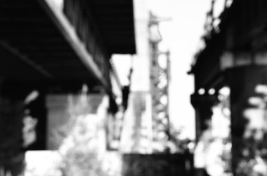 Şehirdeki köprü inşaatının manzarası