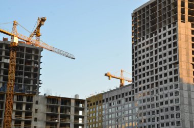 Vinçli inşaat alanı manzarası