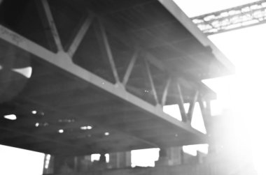 Şehirdeki köprü inşaatının manzarası