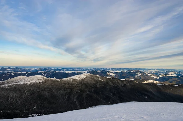 Snowcapped Góry Widok Pod Błękitnym Pochmurnym Niebem — Zdjęcie stockowe