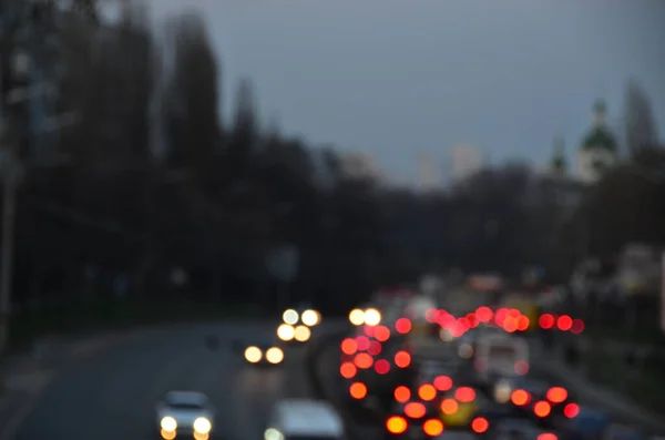자동차의 움직임이 붐비는 도로에서 도시는 불빛이 흐릿하게 빛났다 — 스톡 사진