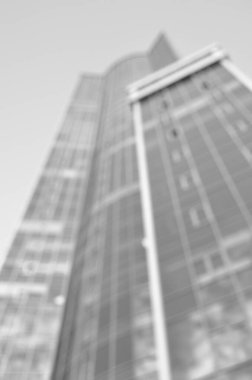 Mimari çekim, pencereli bina cephesi, siyah beyaz