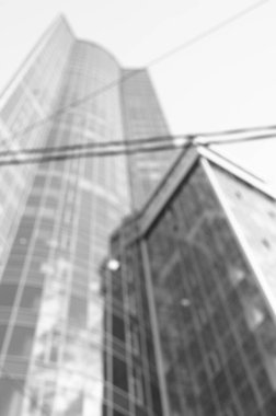 Mimari çekim, pencereli bina cephesi, siyah beyaz