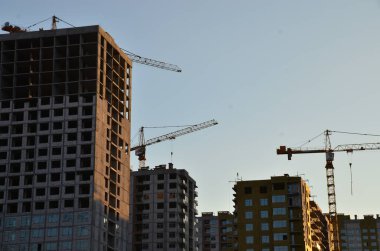 Vinçli inşaat alanı manzarası