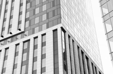 Mimari çekim, pencereli bina cephesi, siyah beyaz