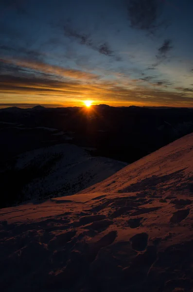 Vue Sur Les Montagnes Enneigées Sous Ciel Nuageux Coucher Soleil — Photo