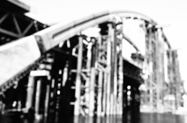 Şehirdeki köprü inşaatının manzarası