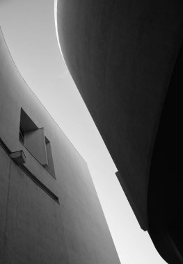 Mimari çekim, pencereli bina cephesi, siyah beyaz